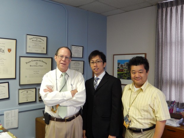 左からBear腫瘍外科主任教授、私、高部准教授